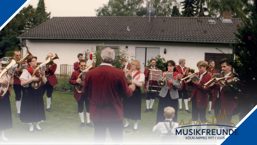 Musikfreunde in roter uniform bei den Siegburger Stadtmusikanten